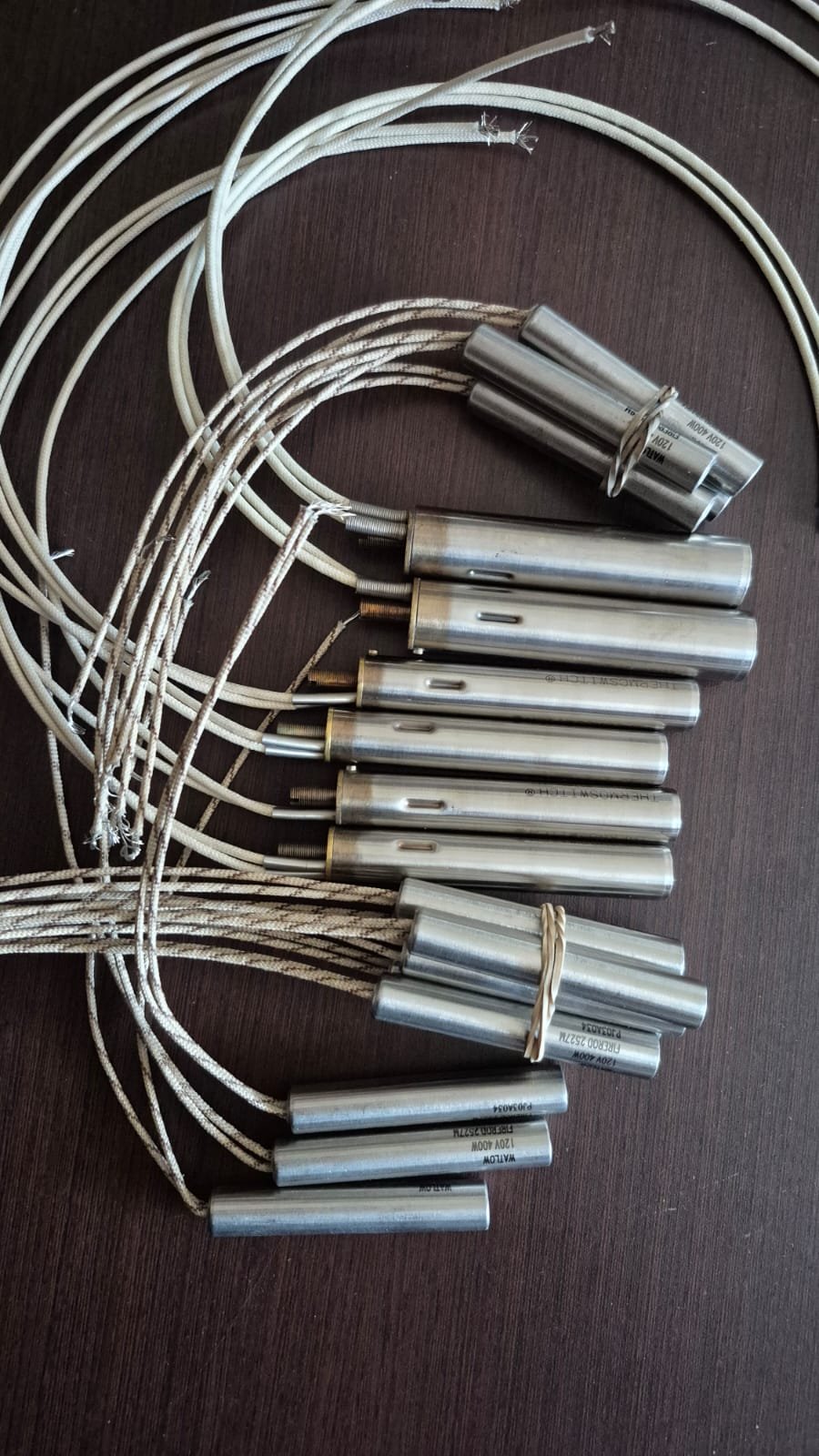 Resistencia quemada de una plancha, y las resistencias nuevas con que sale del taller